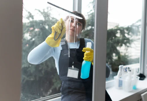 Nettoyage de vitres intérieures et extérieures à Cuq